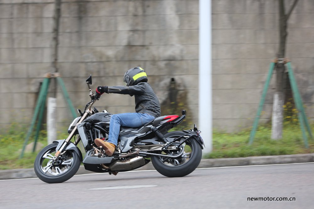 升仕310V试驾/多图:舒适好骑的运动太子车,标配ABS,全LED灯具