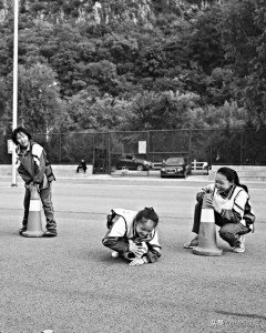 大山脚下的小学里，有个沥青场上的女子足球队球队队长马浩然：我就想踢球，为国争光