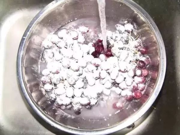 每个杨梅里面有条小虫是真的吗,为什么每颗杨梅都有小虫子能吃吗