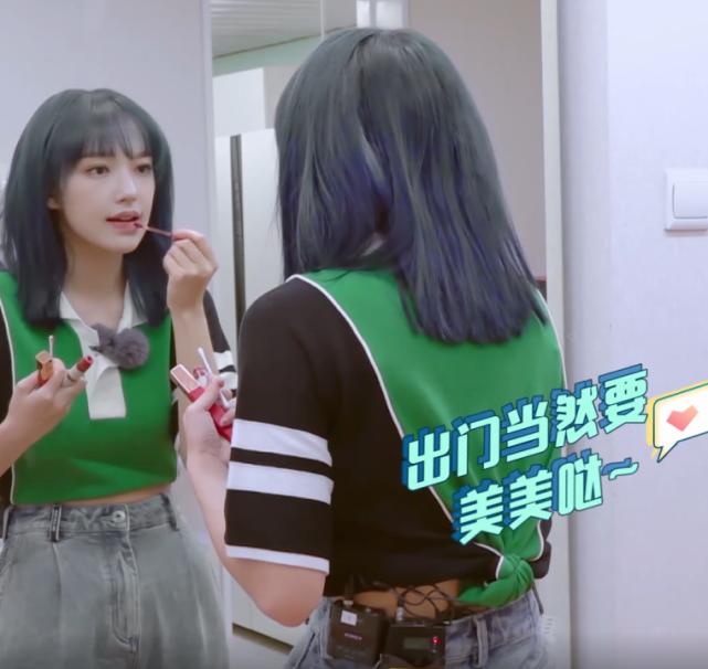 都说明星的衣服多，看到程潇的衣柜，很多普通女生都比她挂的满