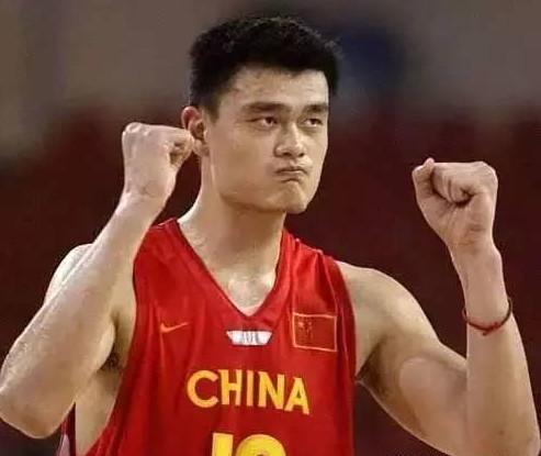 科比踢足球的时候有多猛,nba科比踢足球