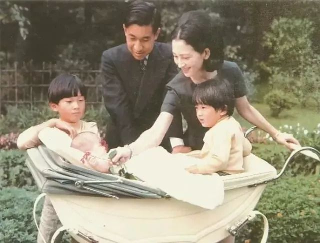 不具备政治实权的日本天皇平时都干些什么