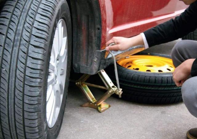 小车轮胎被锁如何破解,轮胎被锁怎么办