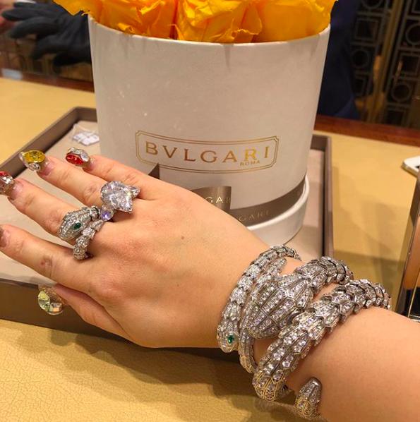 日本微商炫富，年花64万租酒店放包包：有钱人生活就这么朴实无华