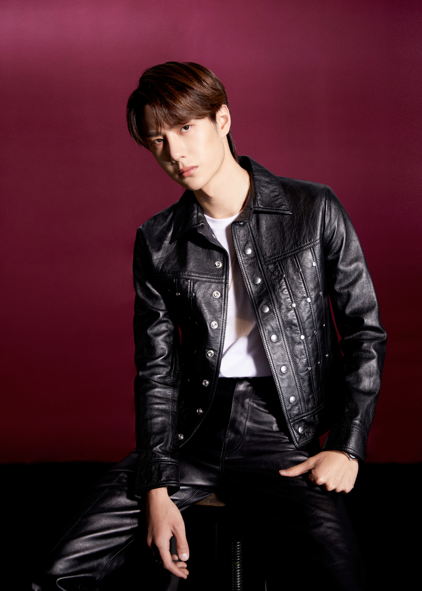 王一博酷盖变脸,王一博最新皮衣造型图片