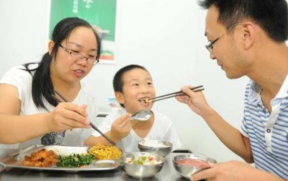 孩子吃饭磨蹭怎么鼓励他,孩子吃饭慢磨蹭要一直催