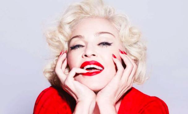 麦当娜最新秀身材照片,62岁麦当娜高调现身街头