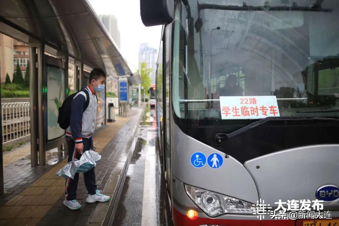 风雨中,“神兽”们返校了