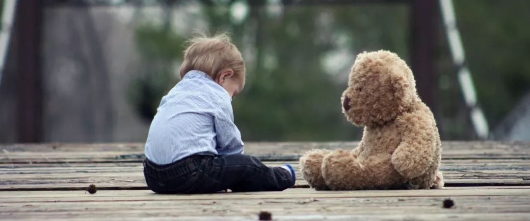 孩子脆弱一说就哭怎么教育,小孩子一说就哭如何改善