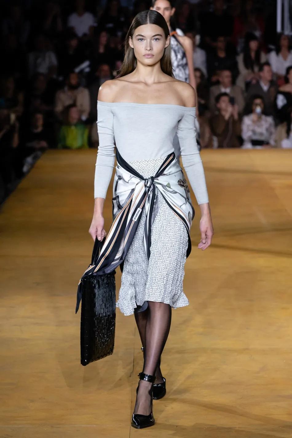 丝巾的100种系法,90x90方形丝巾的系法慢动作视频