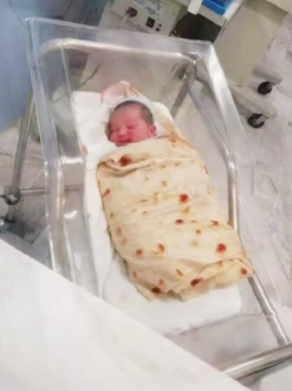 卷饼包被,妈妈给婴儿包小被子的视频