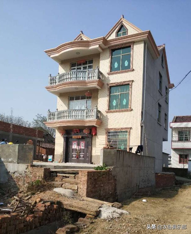 屋后有坟墓不好是迷信吧,农村盖房风水有什么忌讳