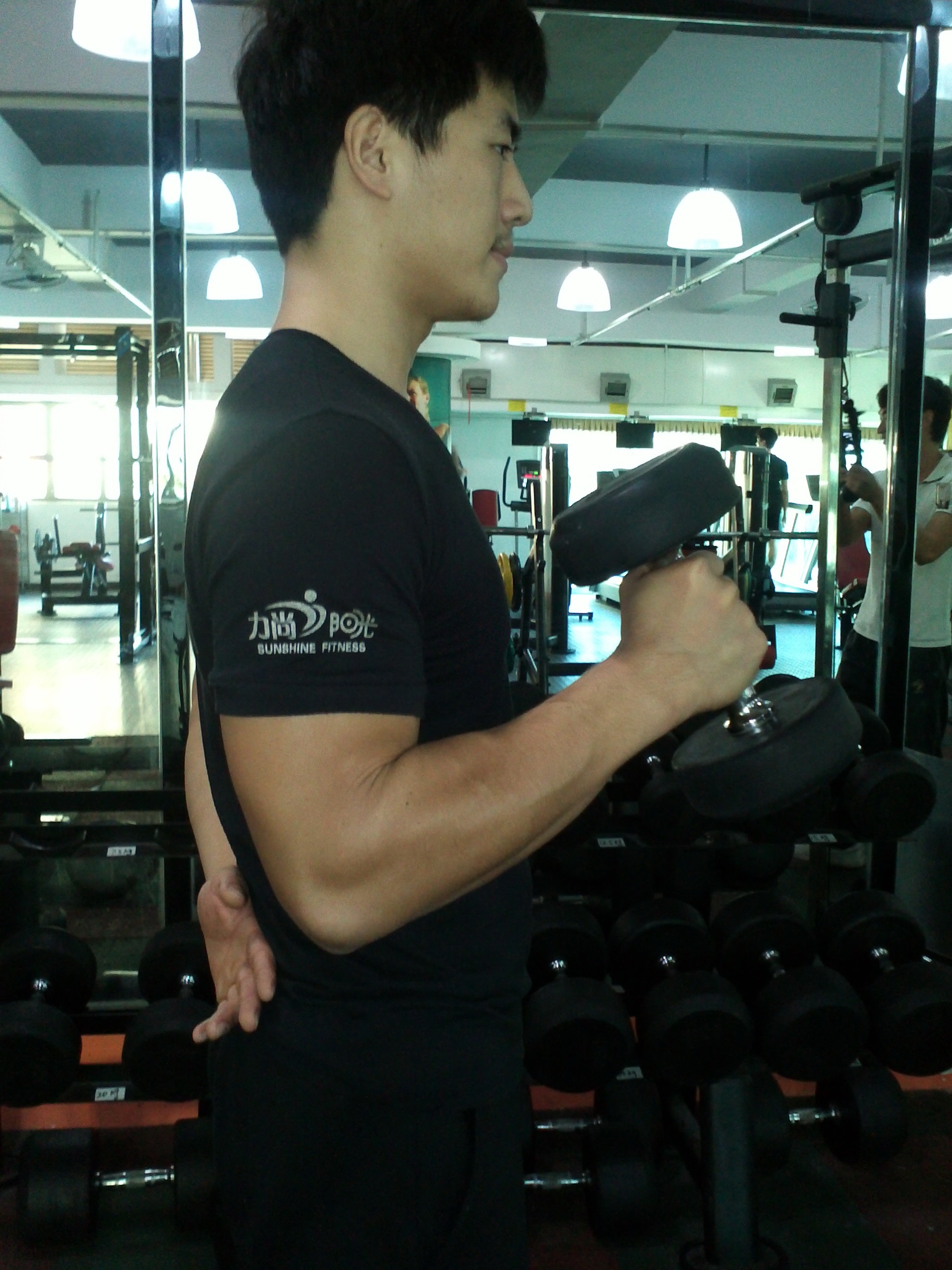 健身房抗阻力训练减脂动作讲解,健身房男人暴汗减脂训练教程