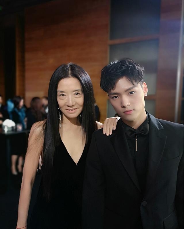 婚纱女王也老了，70岁王微微穿露肩衫喇叭裤，面容松弛依旧时髦