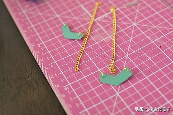 用废弃银行卡、会员卡制作时尚的耳环做法教程