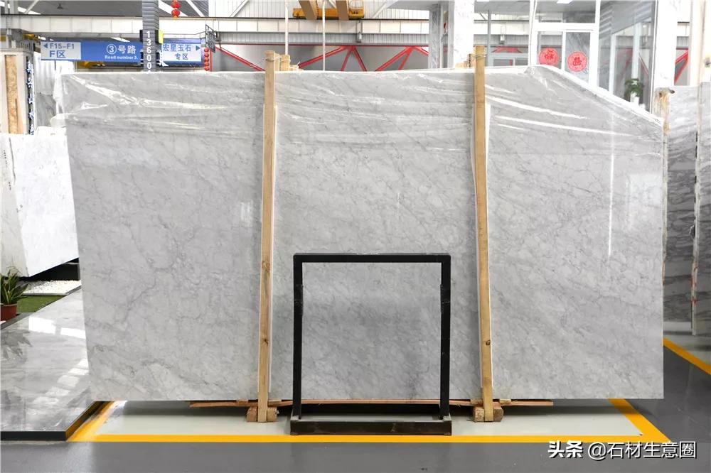 岩板选择卡拉拉塔白还是鱼肚白,卡拉拉白通体大理石