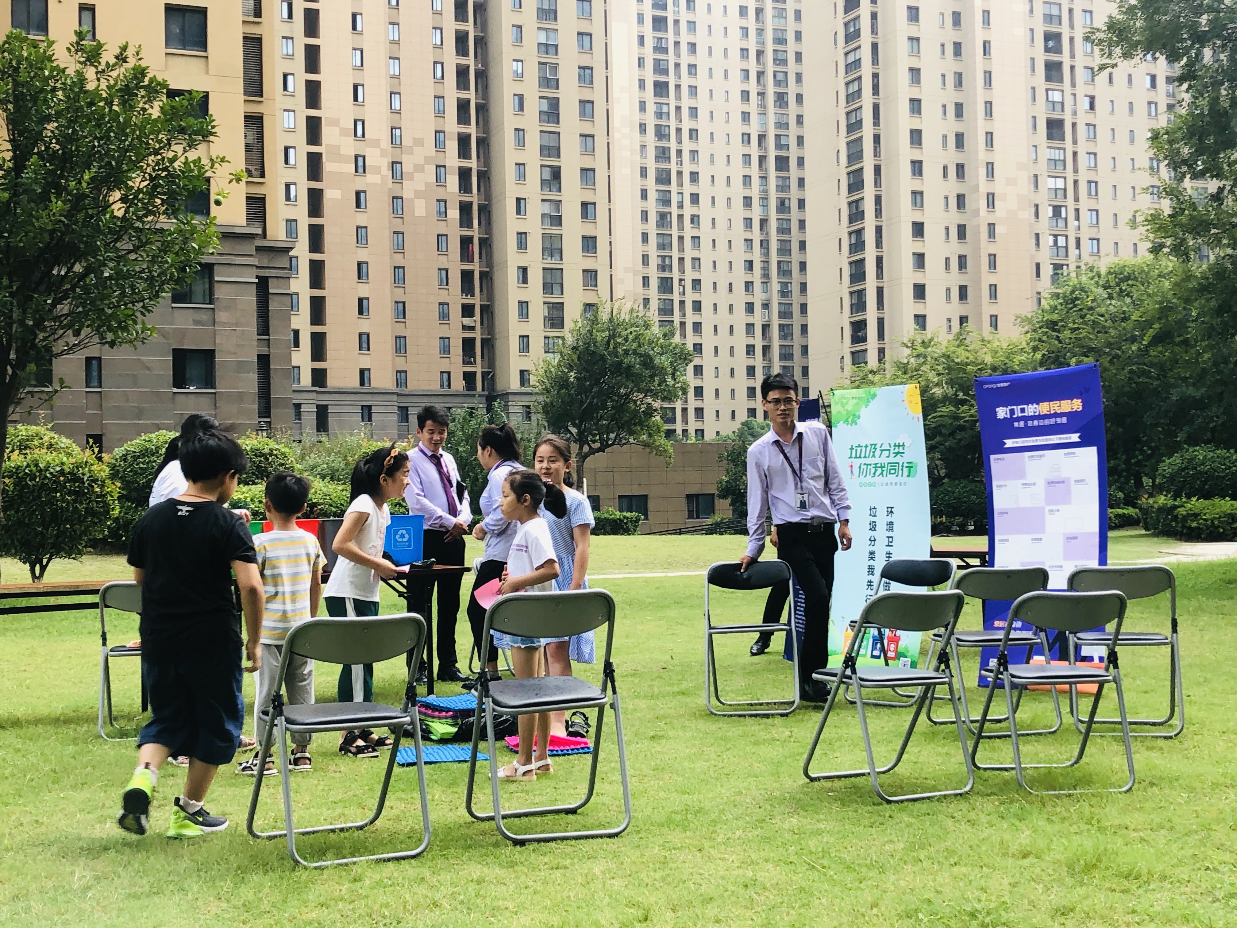 垃圾分类推动居民走向文明自觉,垃圾分类进社区童心同行助环保