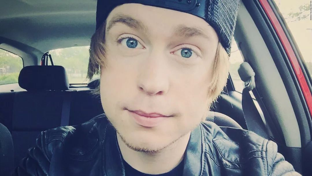 为自证头号粉丝，这群未成年女孩向YouTube网红发露骨视频？？？