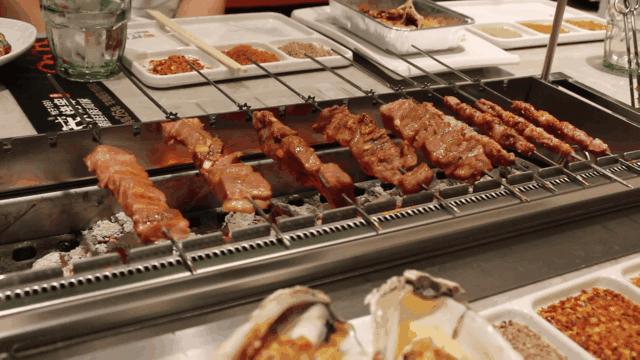 火遍全网的烧烤店,丰茂烤串三里屯店直播100抵200