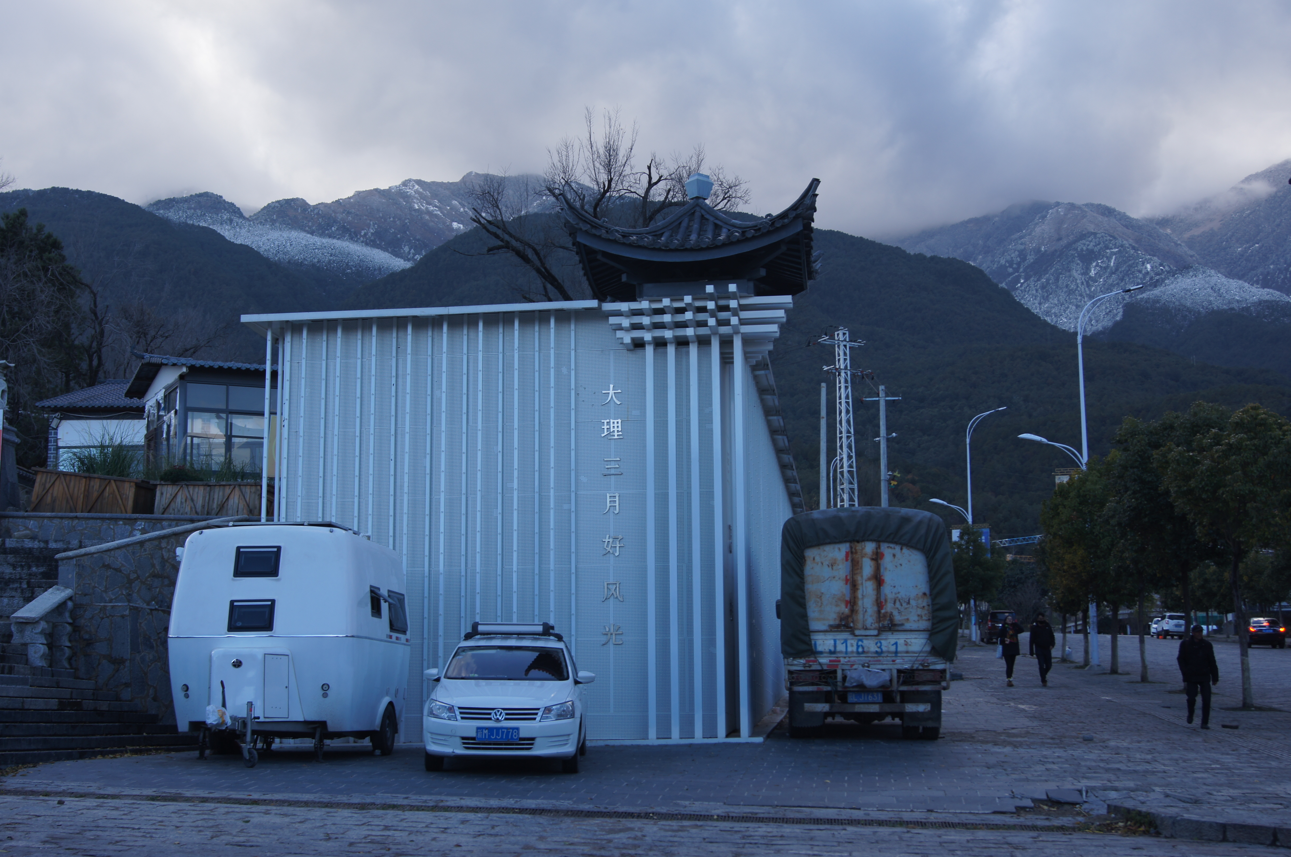 自驾房车小姐姐,一个小姐姐拖挂房车旅行生活视频