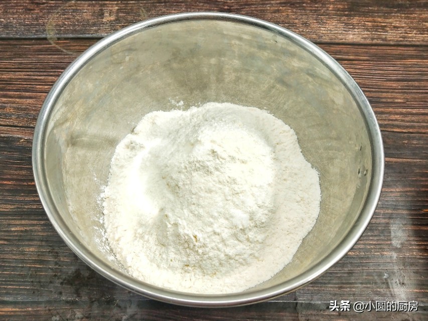 油条怎么做到蓬松酥脆还加酵母吗,油条膨松剂掺入酵母炸出油条效果