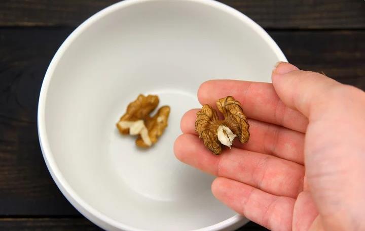 核桃打开壳很厚怎么吃,核桃有壳的好还是无壳的好吃