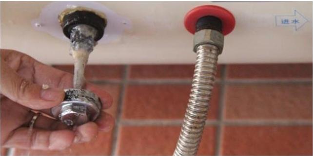 热水器镁棒的位置漏水漏电怎么办,电热水器换镁棒污垢太多会漏电吗