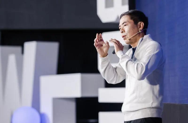 张小龙起身,张小龙回顾十年