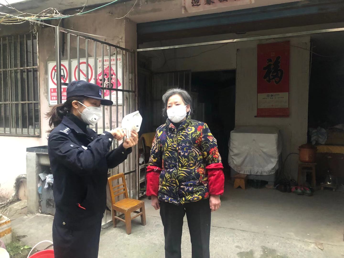 疫情防控公安民警始终冲锋在一线,坚持打赢防疫战