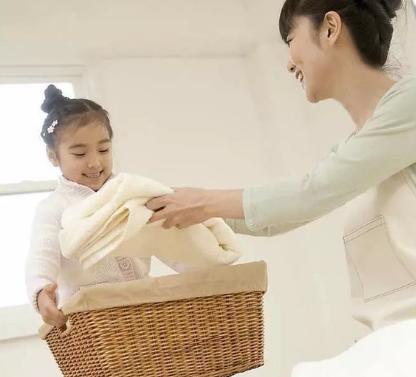 父母玩手机小孩做家务,爸妈玩手机孩子做饭