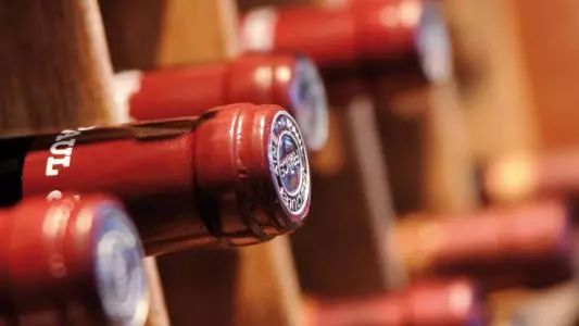 新买的葡萄酒被人动了手脚？！瓶封上的小孔：我冤#你知道吗#