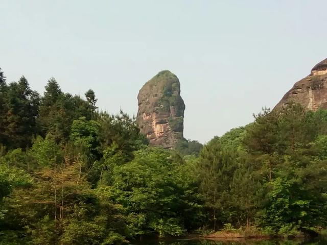 一个让人流连忘返的地方，山清水秀，只需要坐在河边发呆就行。