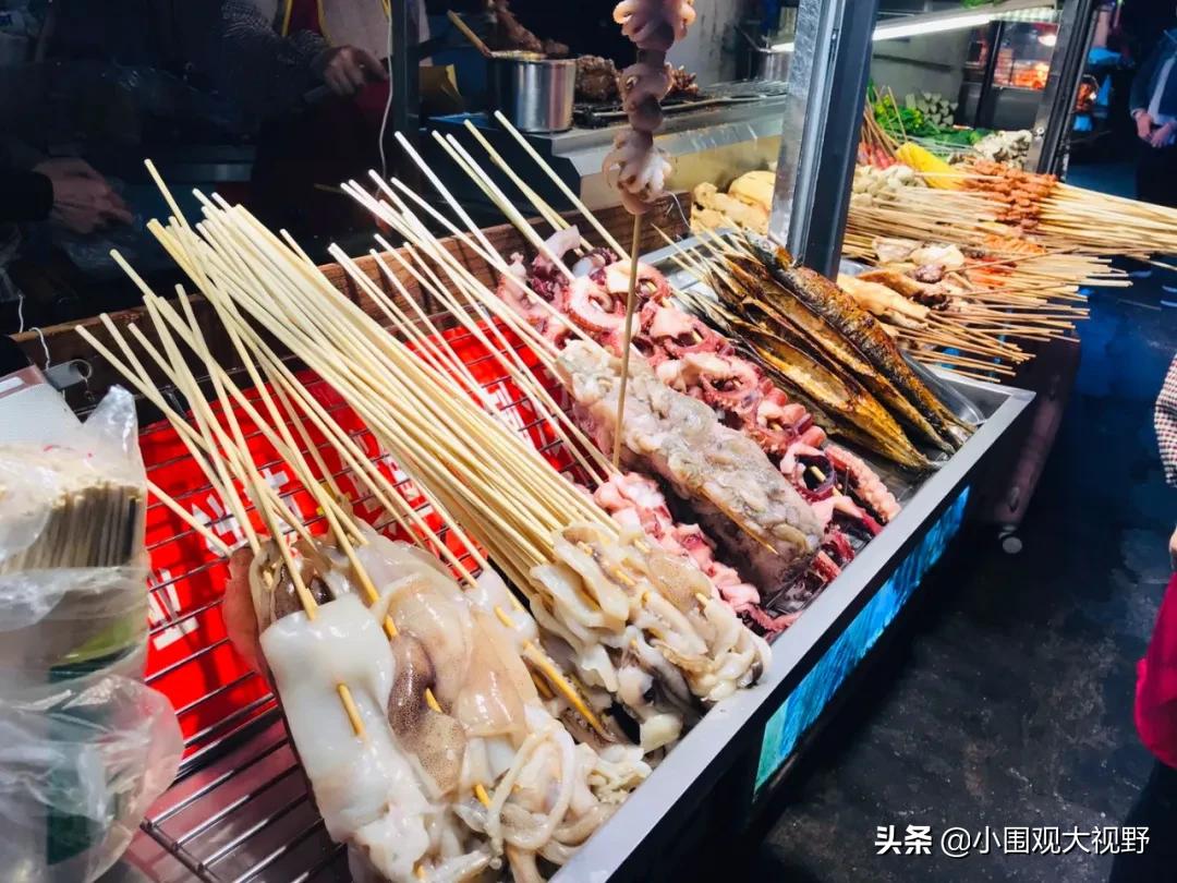 凌晨三点就开始摆摊,大部分人的晚上还在摆摊