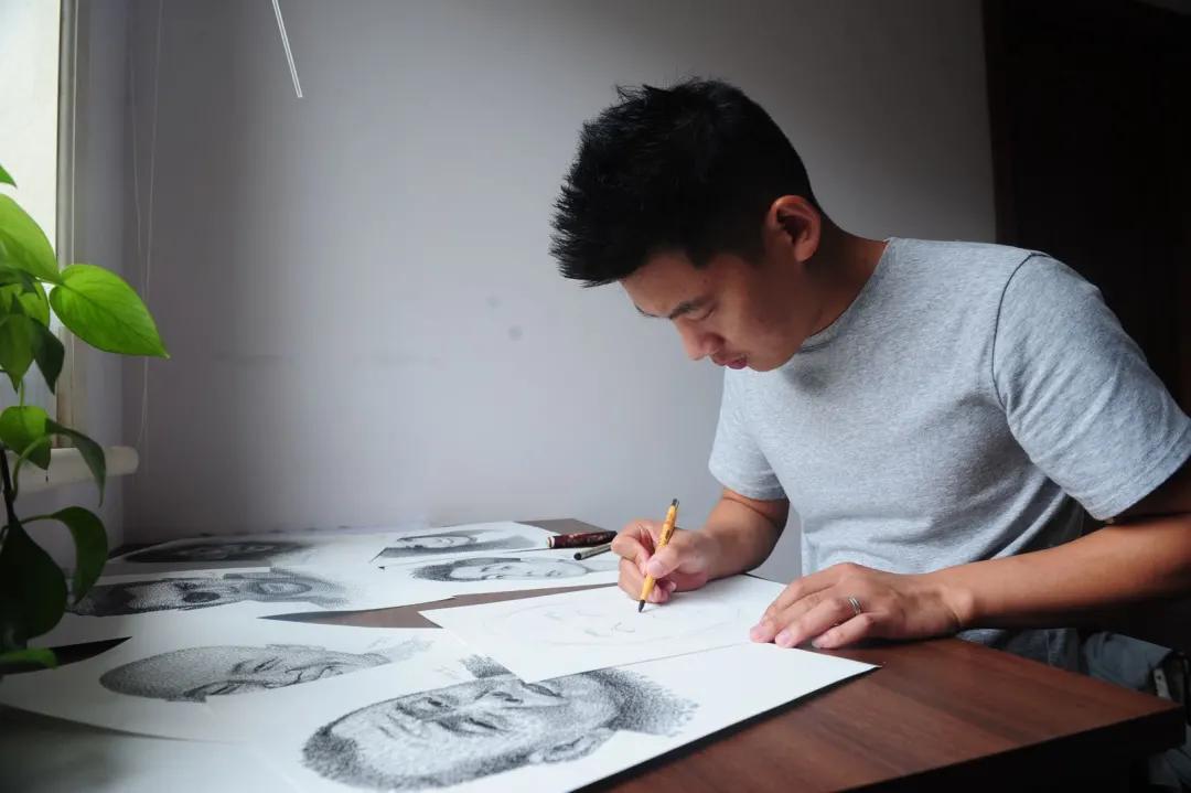 他曾经端盘子一月只赚800块，如今在抖音靠画画吸粉近千万