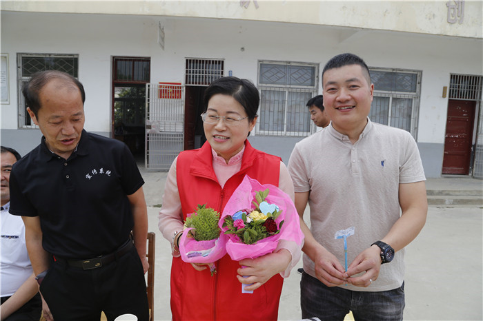 六一儿童节献爱心慰问活动,关爱困境儿童六一慰问暖童心