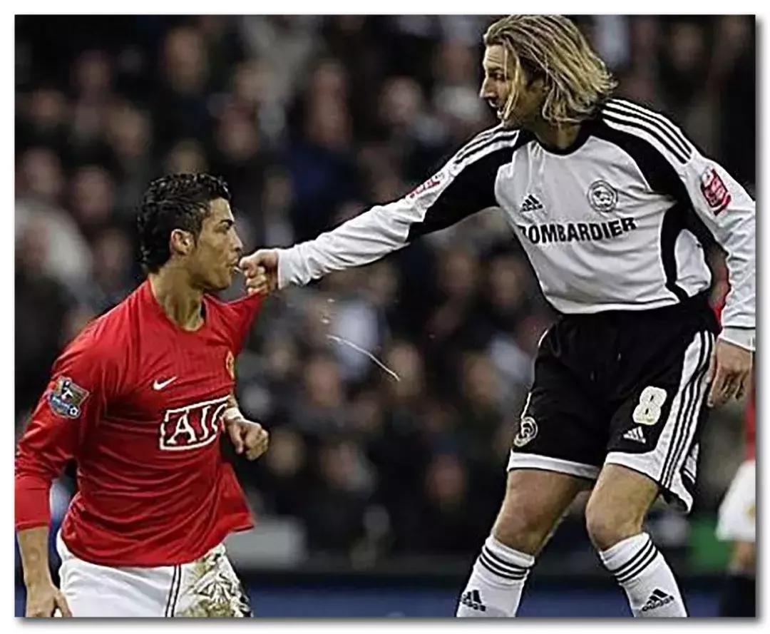 足球场上吐痰不怕滑铲弄到身上吗,为啥足球运动员吐痰