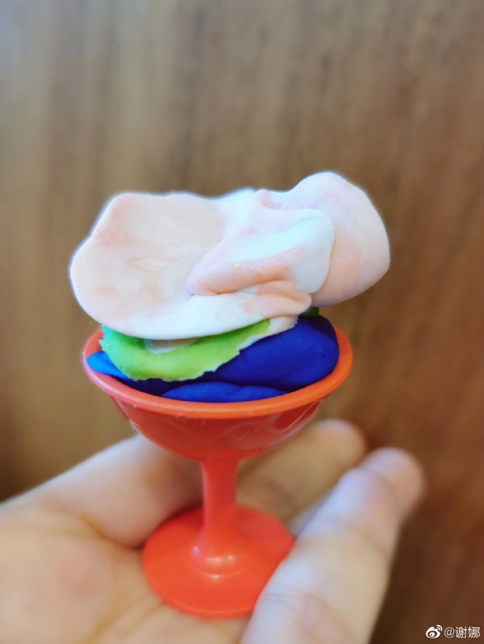 谢娜晒女儿做的手工,谢娜晒俩女儿送的节日礼物