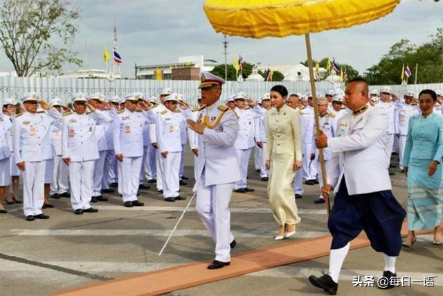 花心泰王也温柔?结婚周年陪王后穿情侣装,满脸宠溺给娇妻打下手