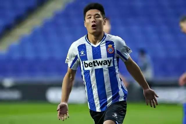 武磊荣登世界杯海报,武磊国家队亮球衣