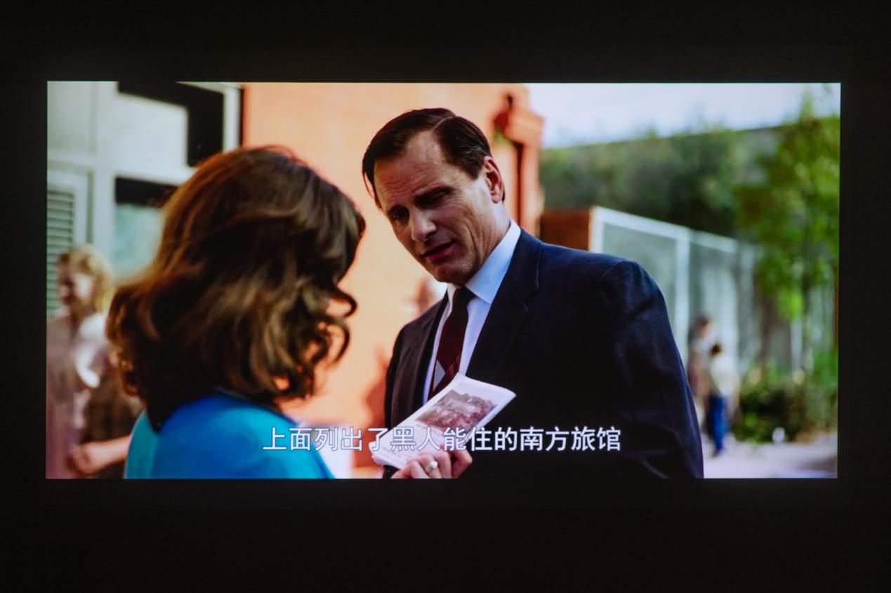 喜欢看电影买电视还是投影仪,喜欢看电影买投影仪