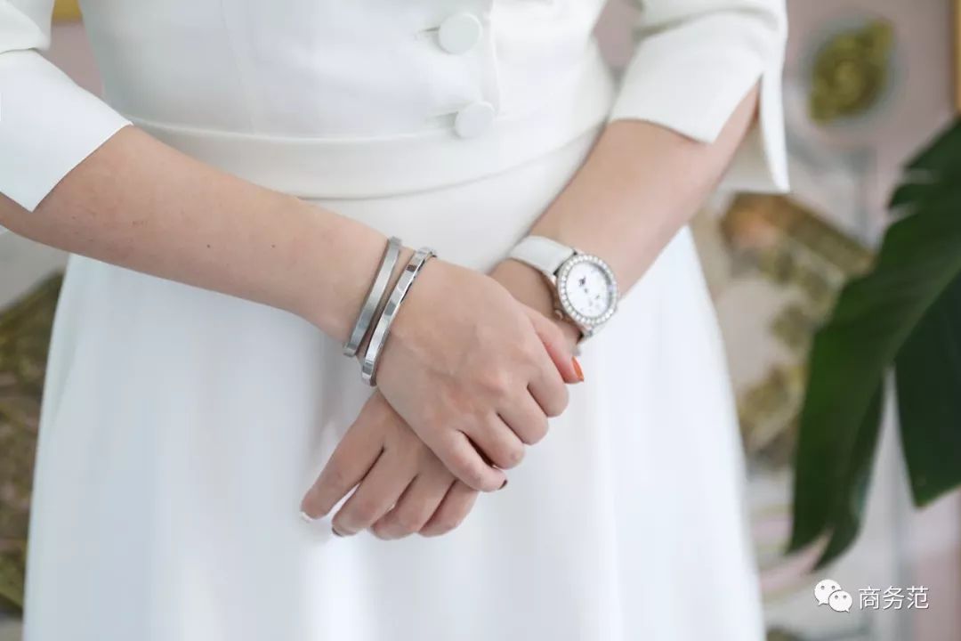 瑞典皇家配饰品牌,几百块戴出万元质感,金色手镯男女戴都好看