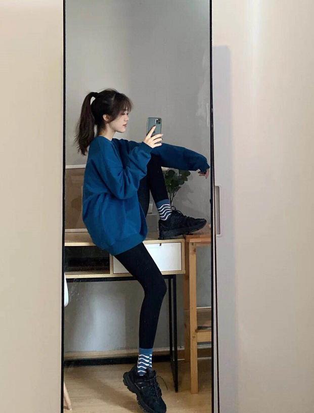 冬季阔脚裤搭配卫衣,瑜伽裤袜子外穿酷