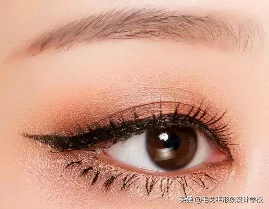 眼妆怎么画显大又干净的眼影颜色,怎样用四种颜色眼影画出酷的眼妆