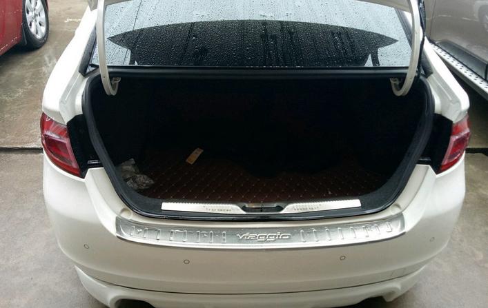 车辆油箱盖子如何打开,油箱盖应急开启技巧