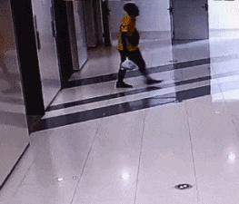 搞笑gif开心一刻不按常理出牌,搞笑gif趣图哥们别拍马屁很危险的