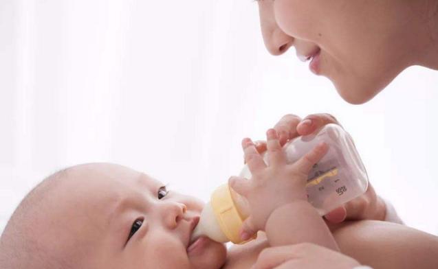 新生儿吃奶老是吃一边就睡着了,满月宝宝吃奶总是边吃边睡正常吗