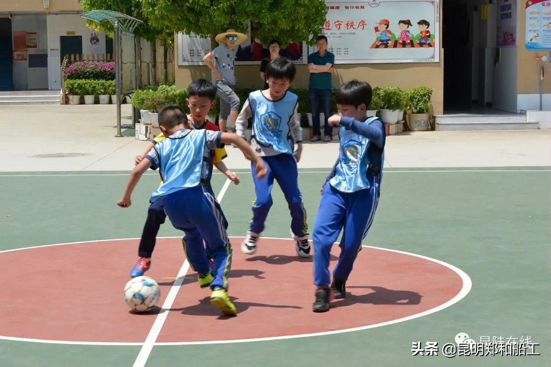 有限的场地无限的足球--新迎二小首届昆陆敦搏杯班级足球联赛开幕