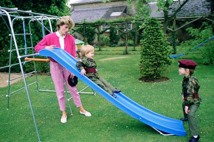 当王室成员打开大门在家里拍照时，我们才终可以一睹他们的豪宅