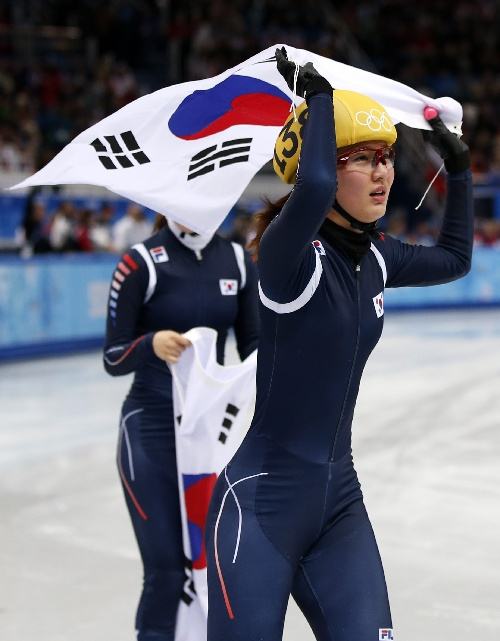 熊猫杯韩国球员脚踩奖杯,熊猫杯韩国国青