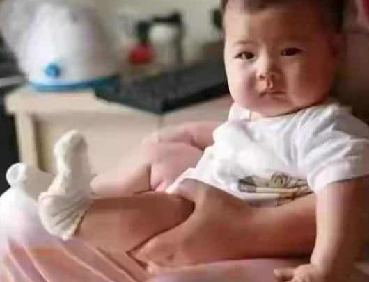 担心宝宝尿床,过早给宝宝把尿长大会尿床